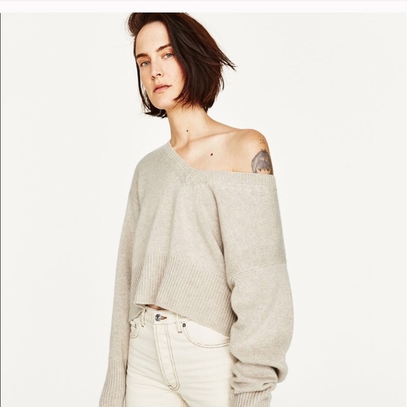 Zara Sweaters - ❤️Last Price❤️Zara V neck cashmere sweater